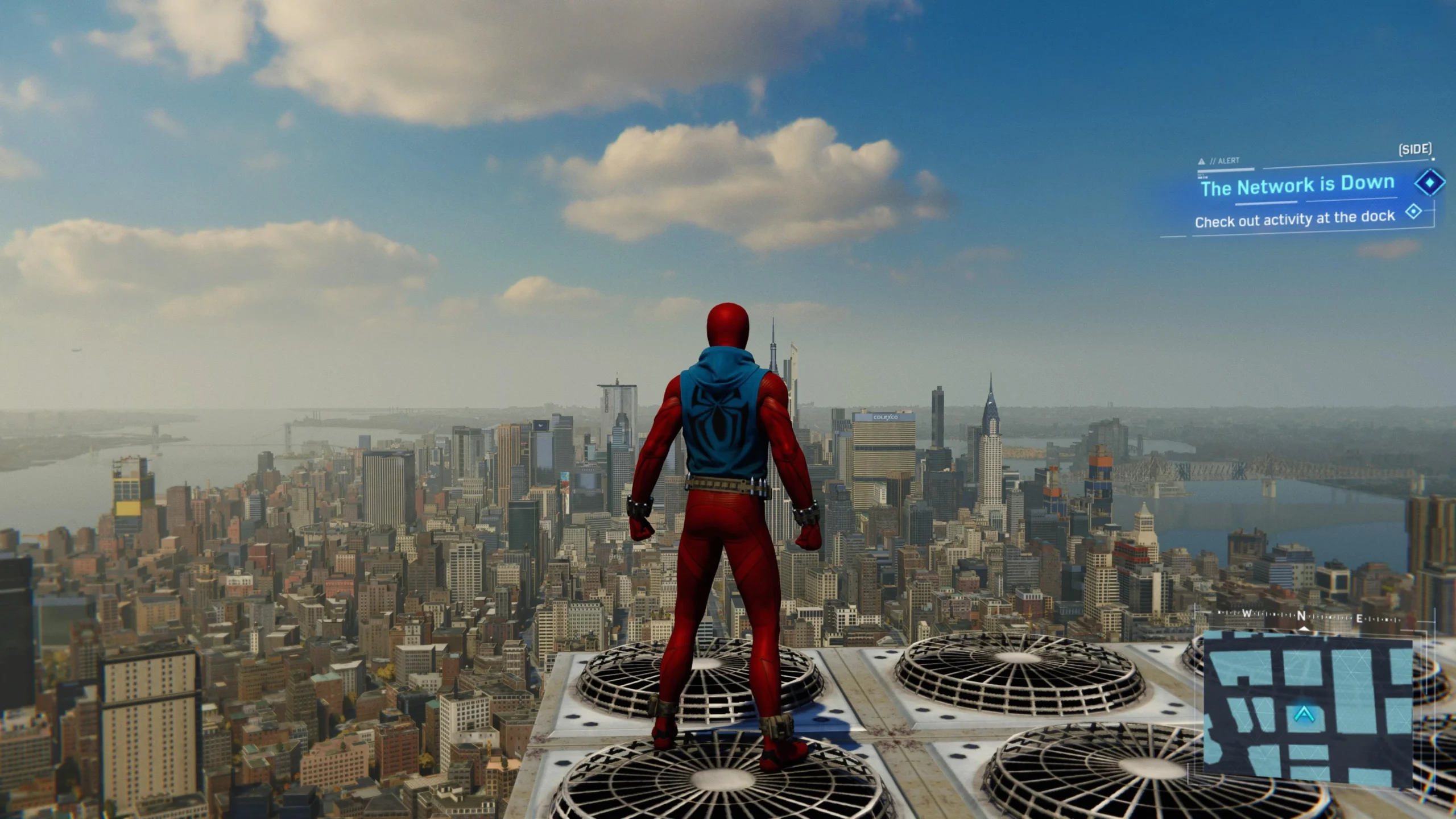 Homem-Aranha observa os prédios de Nova York no alto de um edifício em Marvel's Spider-Man