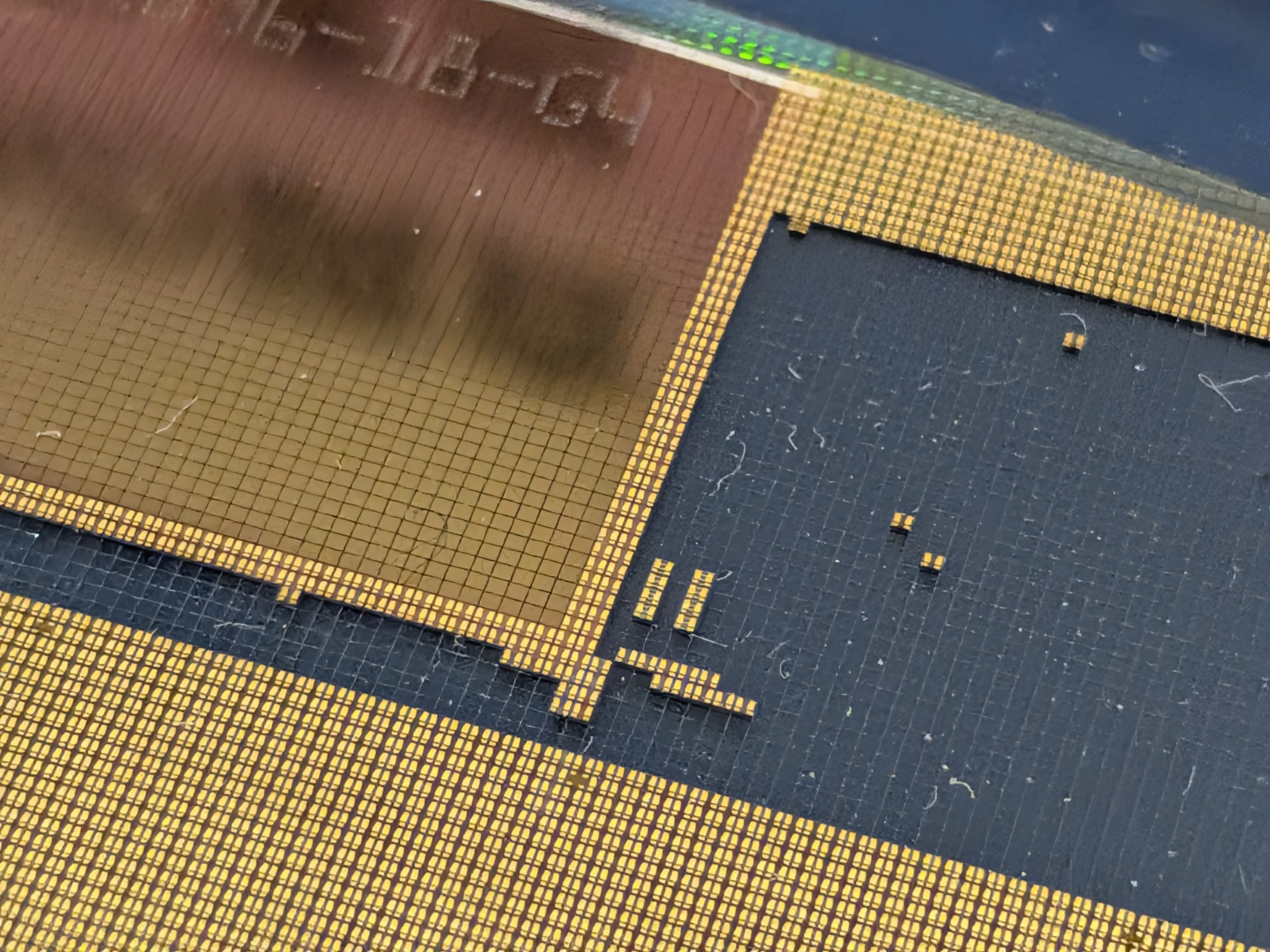 Detalhe aproximado de uma pastilha com circuitos de semicondutores