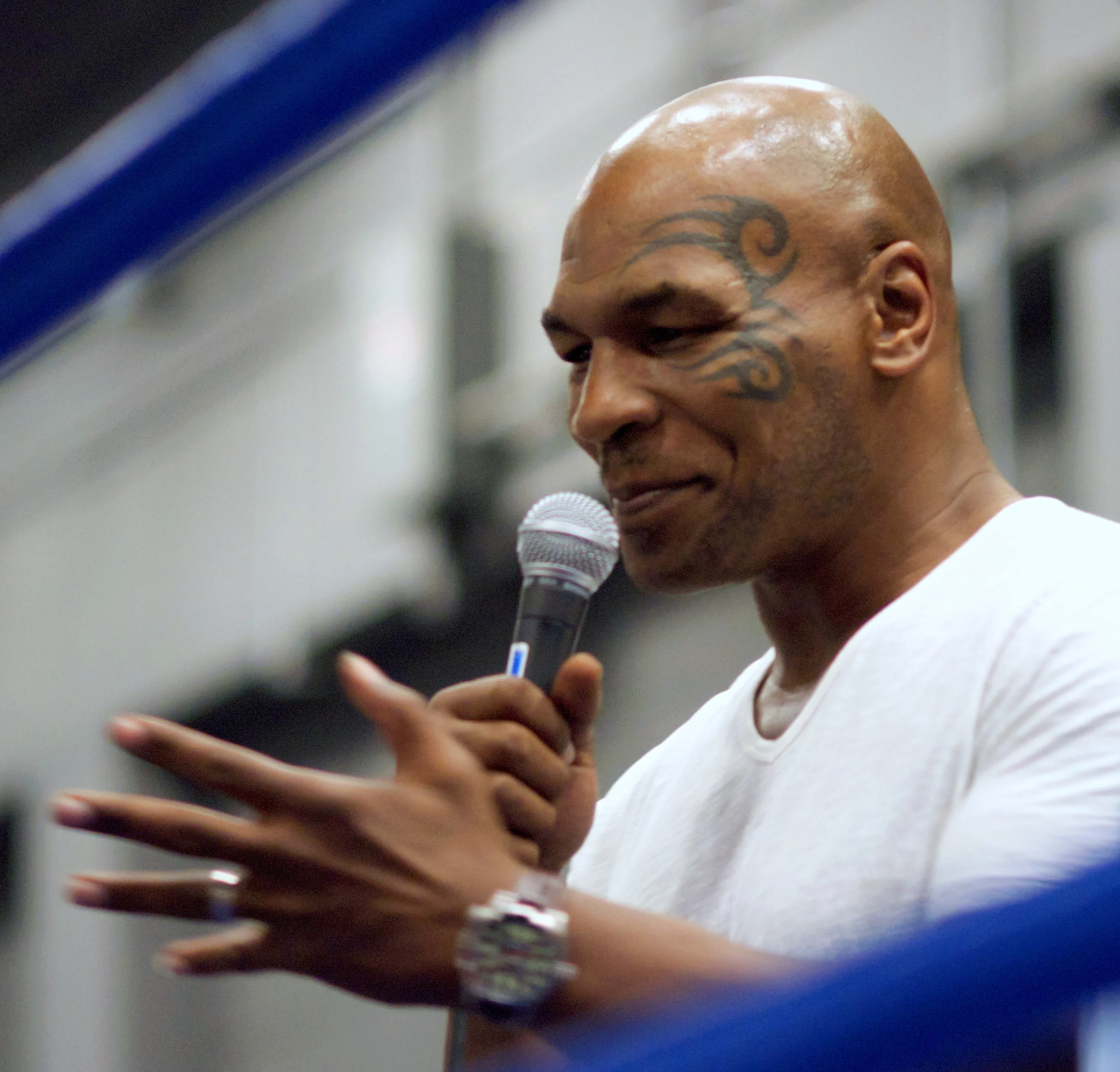Mike Tyson falando ao microfone em um evento no South by Southwest em 2011