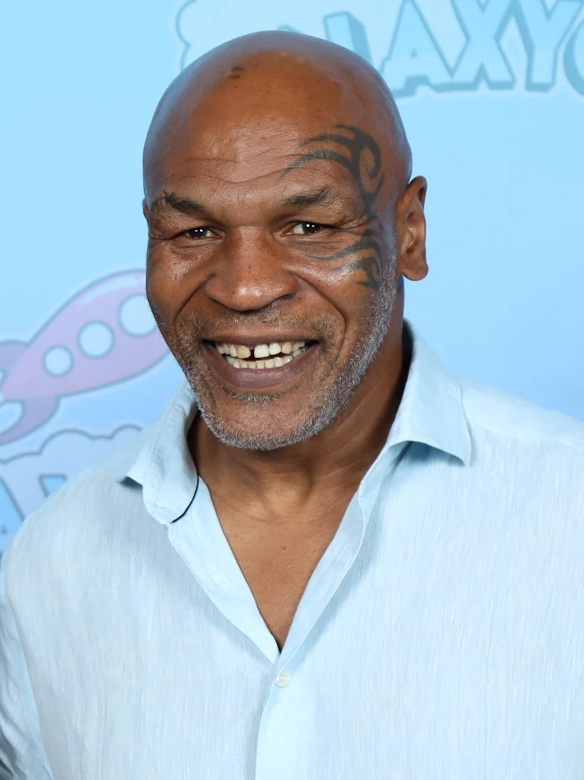 Mike Tyson sorri diante das câmeras durante evento GalaxyCon em Austin em 2023