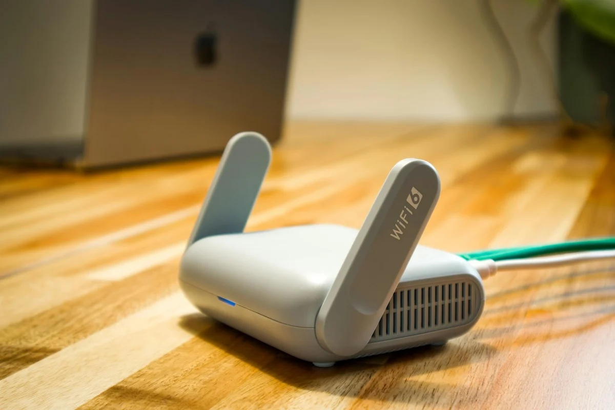 Roteador moderno Wi-Fi 6 cinza sobre uma mesa de madeira