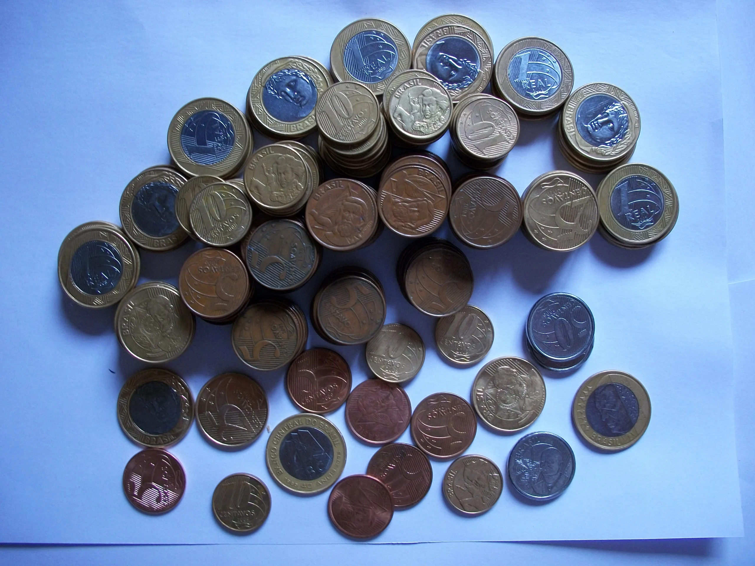 Moedas brasileiras de real empilhadas