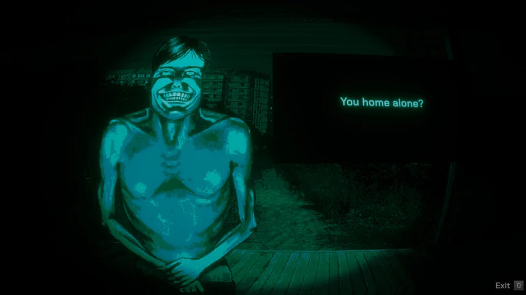 Visitante de sorriso perturbador aparece à porta em No, I'm Not a Human, iluminado por uma luz azul-esverdeada.