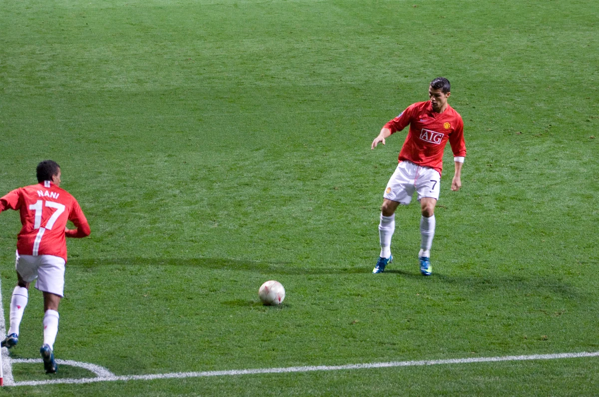 Cristiano Ronaldo com a camisa vermelha do Manchester United em jogo contra o Celtic, em outubro de 2008