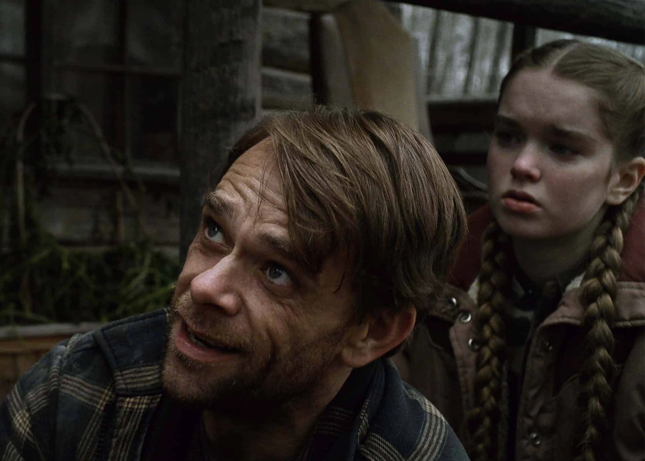Nick Stahl como Lou ao lado de Summer H. Howell como Renee em uma cena de Caçada de 2020