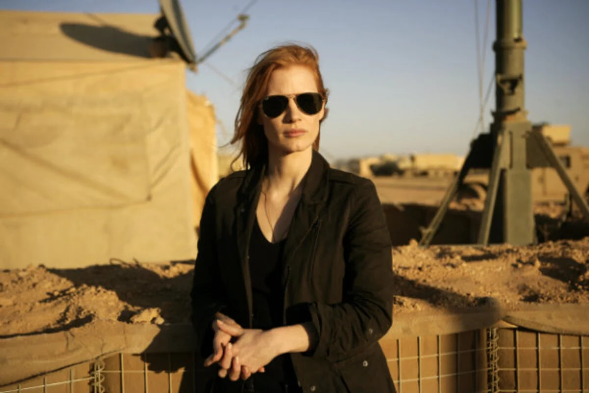 Jessica Chastain como a agente Maya usando óculos escuros em cena de A Hora Mais Escura