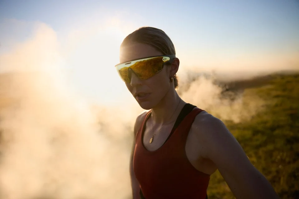 Mulher usando Oakley Meta Vanguard de lentes amarelas durante atividade esportiva ao ar livre