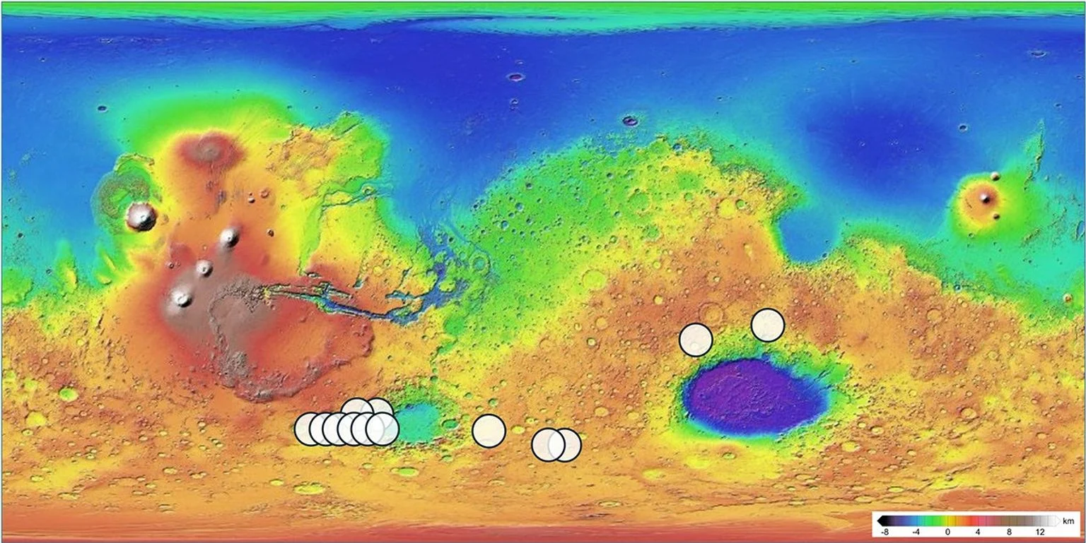 Mapa colorido de Marte com 13 áreas marcadas por círculos brancos que podem corresponder à origem do meteorito Teghaza 001