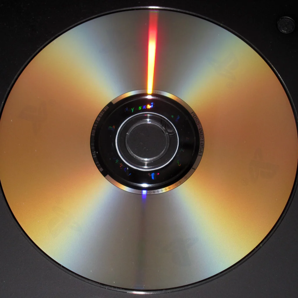 Face de leitura de um DVD original de jogo de PlayStation 2 com marcas de autenticação no anel central