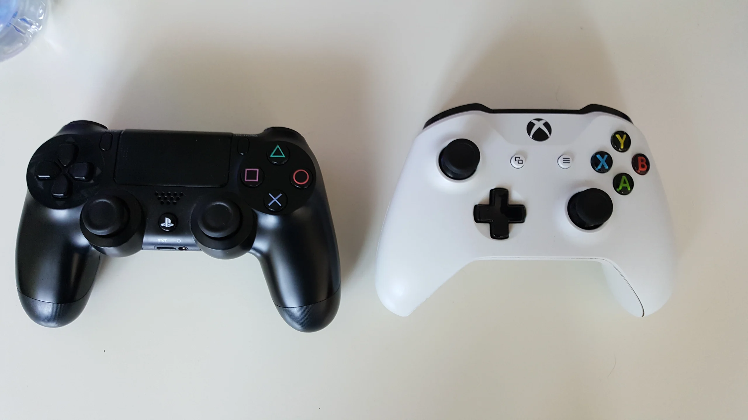 Controles de PlayStation e Xbox lado a lado, plataformas para jogos competitivos online
