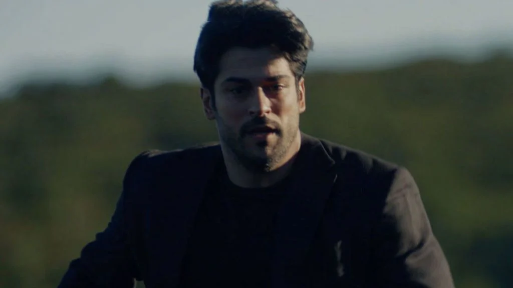 Kemal no terreno aberto onde acontece o confronto final em Amor Sem Fim