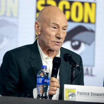 Por que Patrick Stewart era chamado de “Sir”? Entenda a homenagem que recebeu da rainha