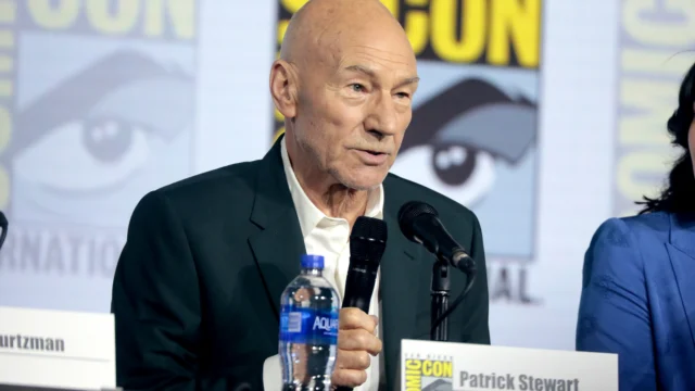 Patrick Stewart fala ao microfone durante evento de Star Trek: Picard na Comic-Con de 2019