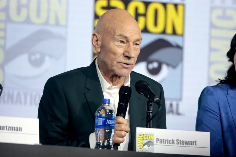 Patrick Stewart fala ao microfone durante evento de Star Trek: Picard na Comic-Con de 2019