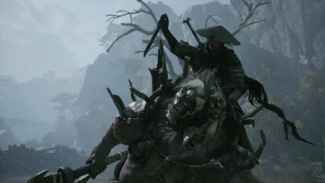 Guerreiro de chapéu tradicional montado em criatura monstruosa em cenário montanhoso de Phantom Blade Zero
