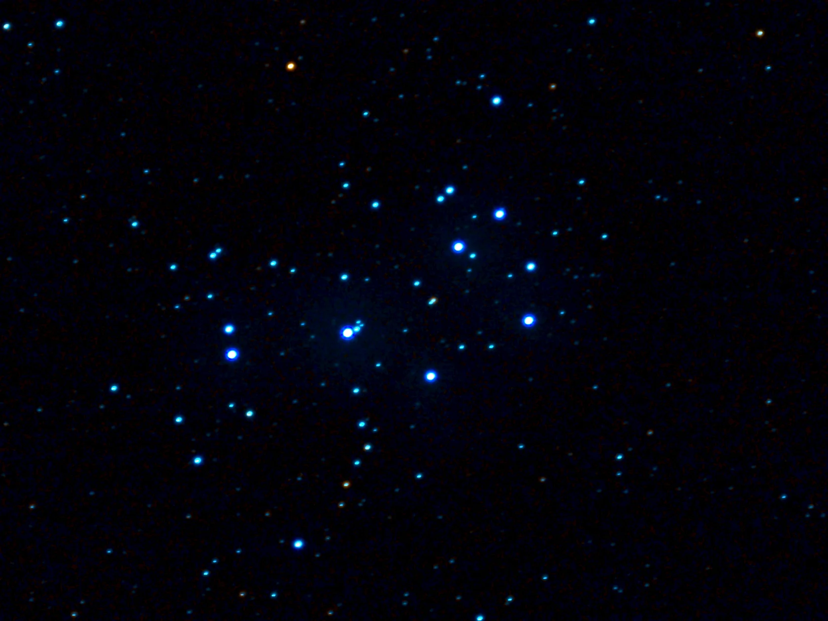 Fotografia real do aglomerado estelar das Plêiades, mostrando estrelas brilhantes e nebulosidade azul contra o espaço escuro
