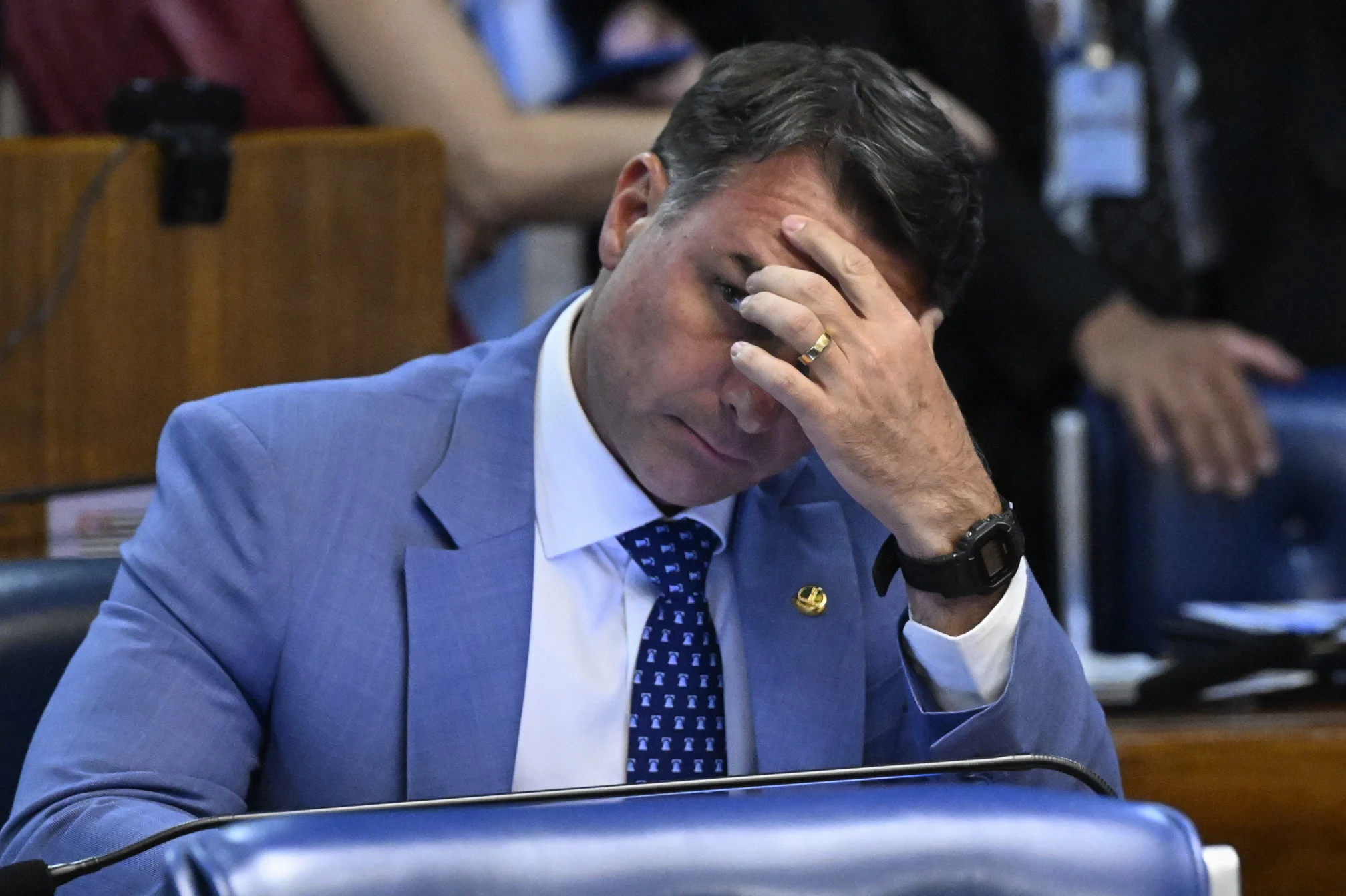 Flávio Bolsonaro sentado no plenário do Senado em foto de setembro de 2026