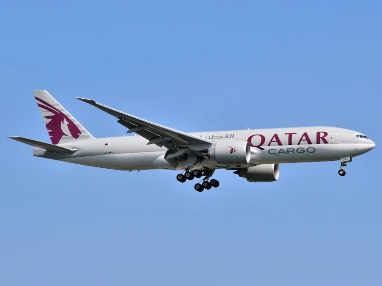Boeing 777F da Qatar Airways Cargo, matrícula A7-BFL, em aproximação ao aeroporto JFK em foto de arquivo