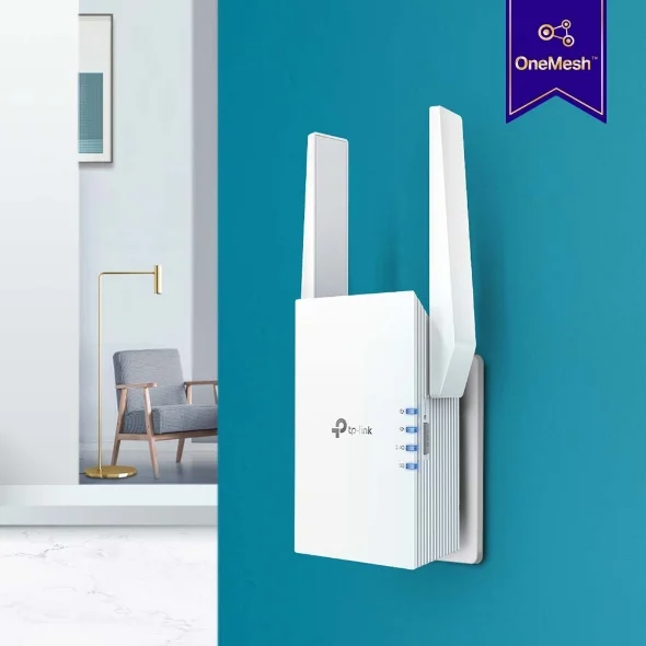 Repetidor de sinal Wi-Fi TP-Link RE605X instalado em uma tomada, com duas antenas