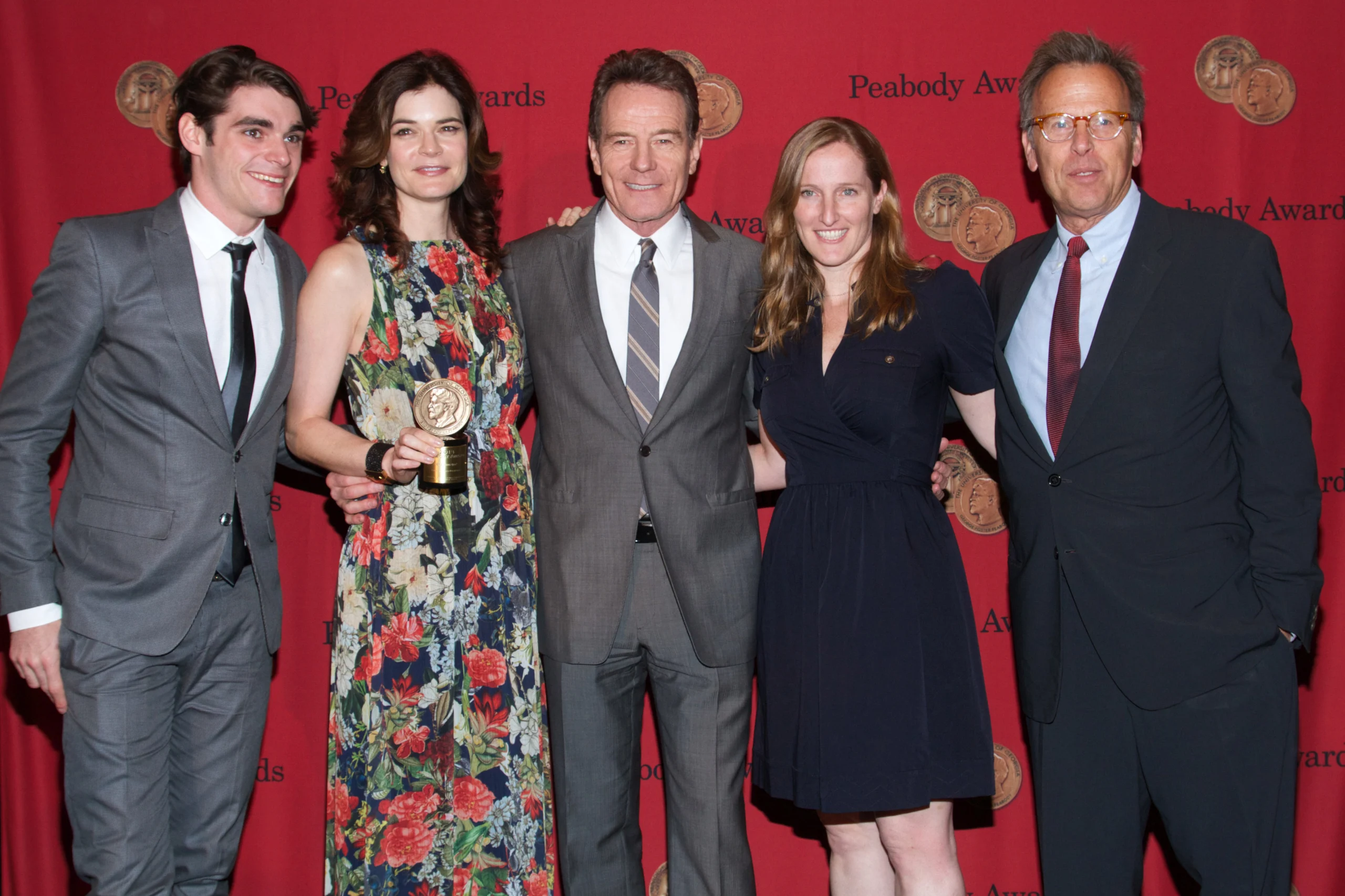 RJ Mitte com Bryan Cranston e integrantes da equipe de Breaking Bad no Peabody Awards de 2014