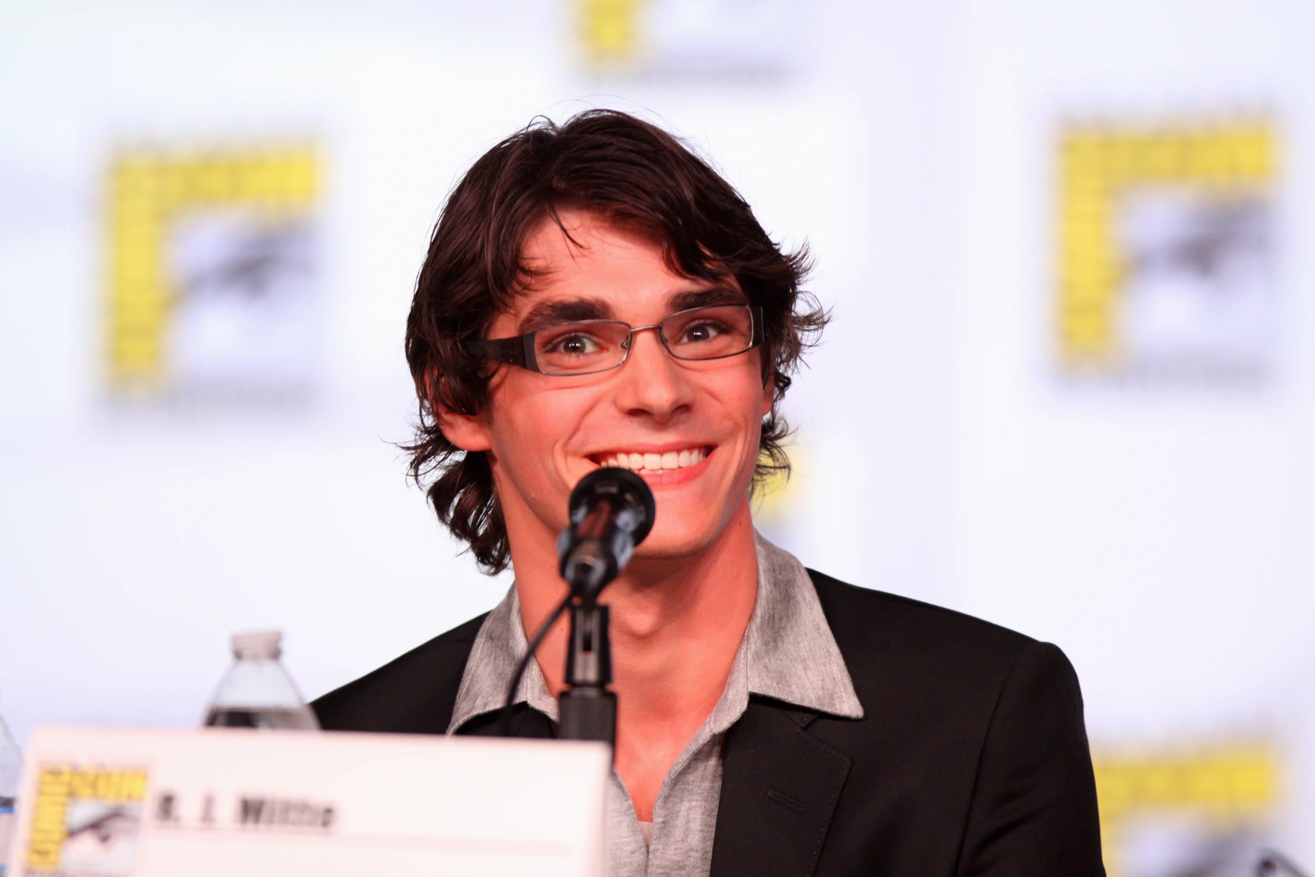 RJ Mitte, intérprete de Walter White Jr., sorrindo durante painel de Breaking Bad na Comic-Con de 2012
