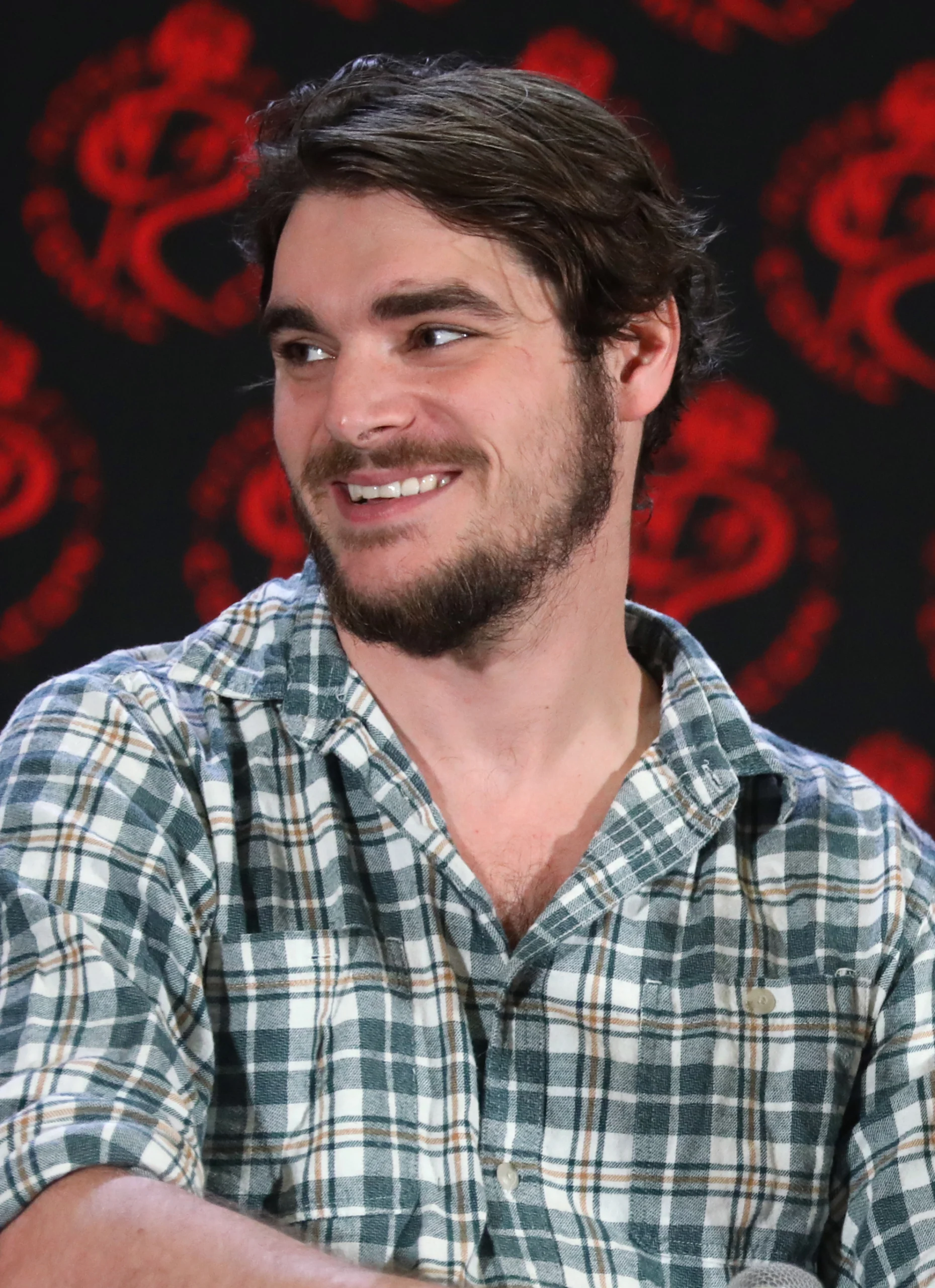 RJ Mitte sorrindo durante participação na Rose City Comic Con, em 2024