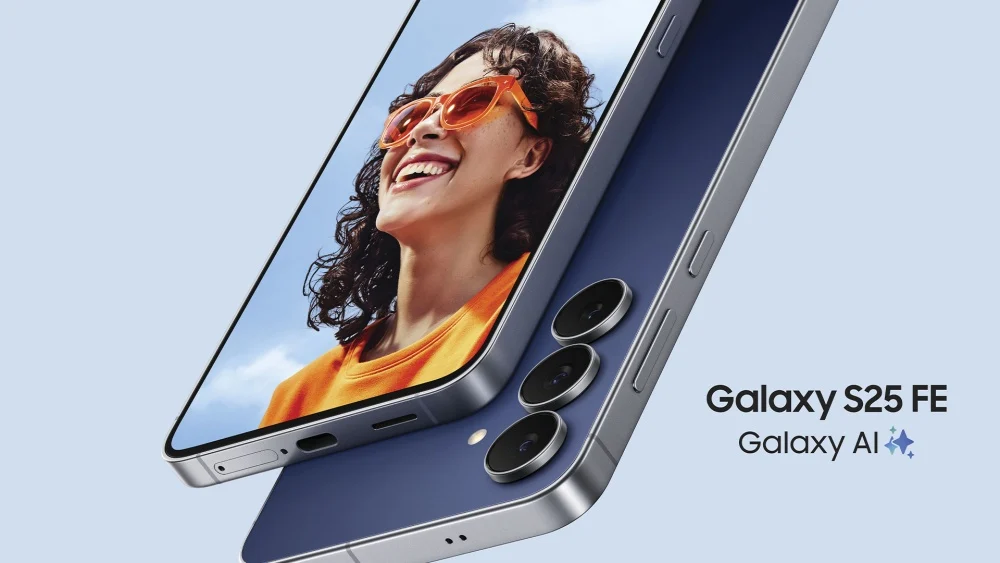 Galaxy S25 FE azul-marinho em imagem promocional da Samsung, mostrando a tela e o conjunto triplo de câmeras