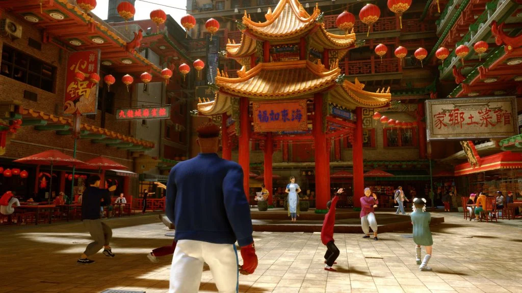 Avatar do modo World Tour de Street Fighter 6 em uma praça movimentada com arquitetura asiática