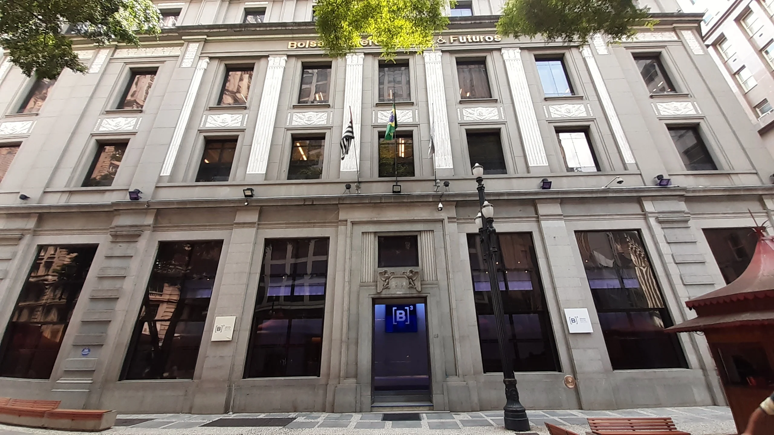 Fachada do edifício da Bolsa de Mercadorias e Futuros no centro de São Paulo