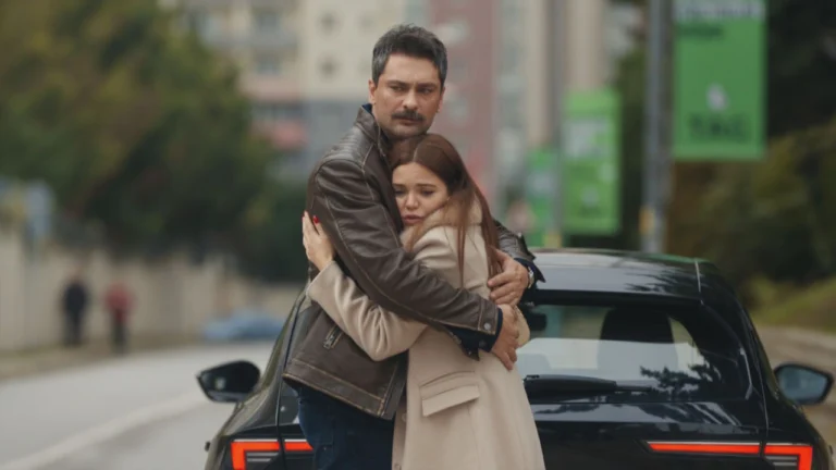 Mesut interpretado por Onur Tuna abraça Sebnem interpretada por Hilal Altınbilek em Minha Vida Perfeita