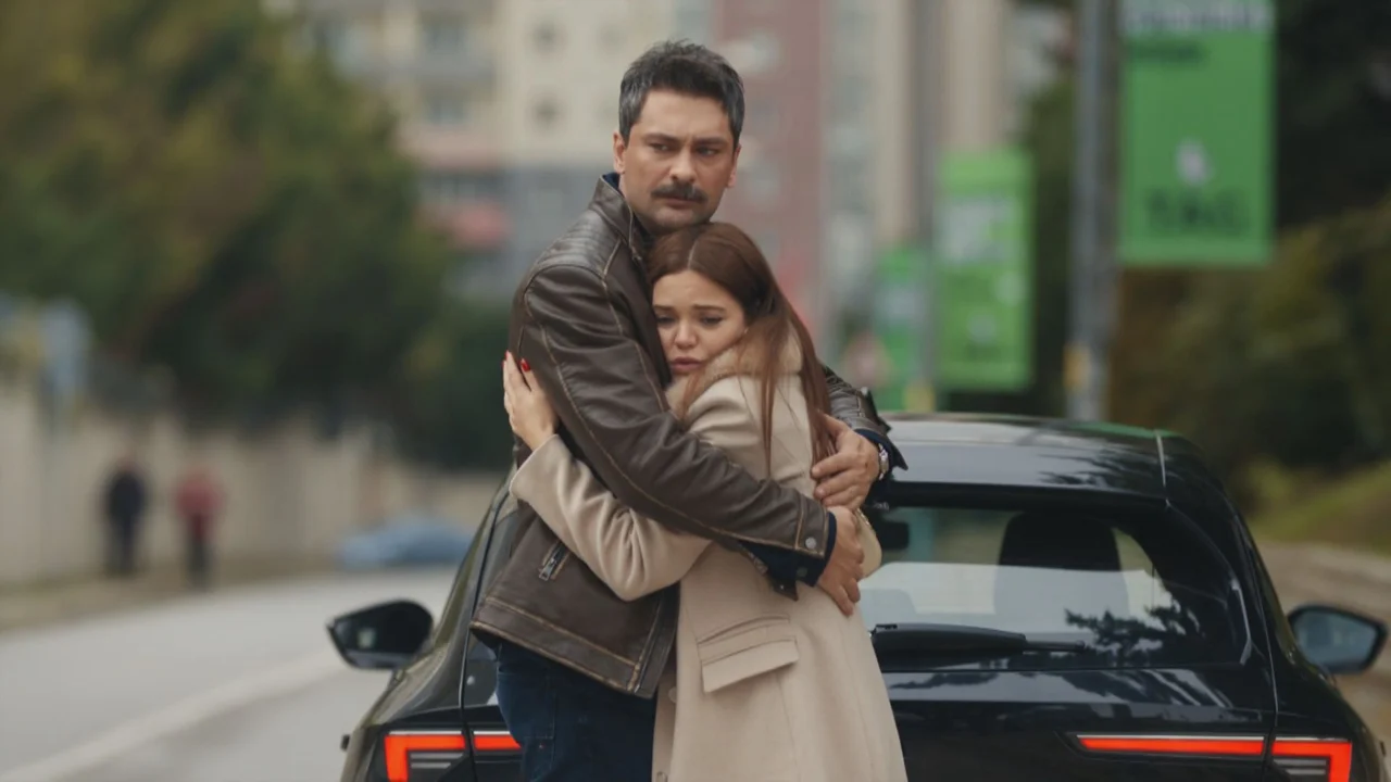 Mesut, interpretado por Onur Tuna, abraça Şebnem, vivida por Hilal Altınbilek, em Minha Vida Perfeita