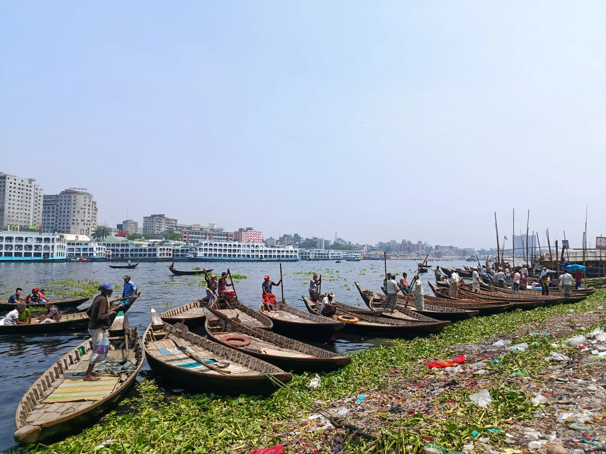 Barcos no rio Buriganga, em Daca, região das hospedarias flutuantes.