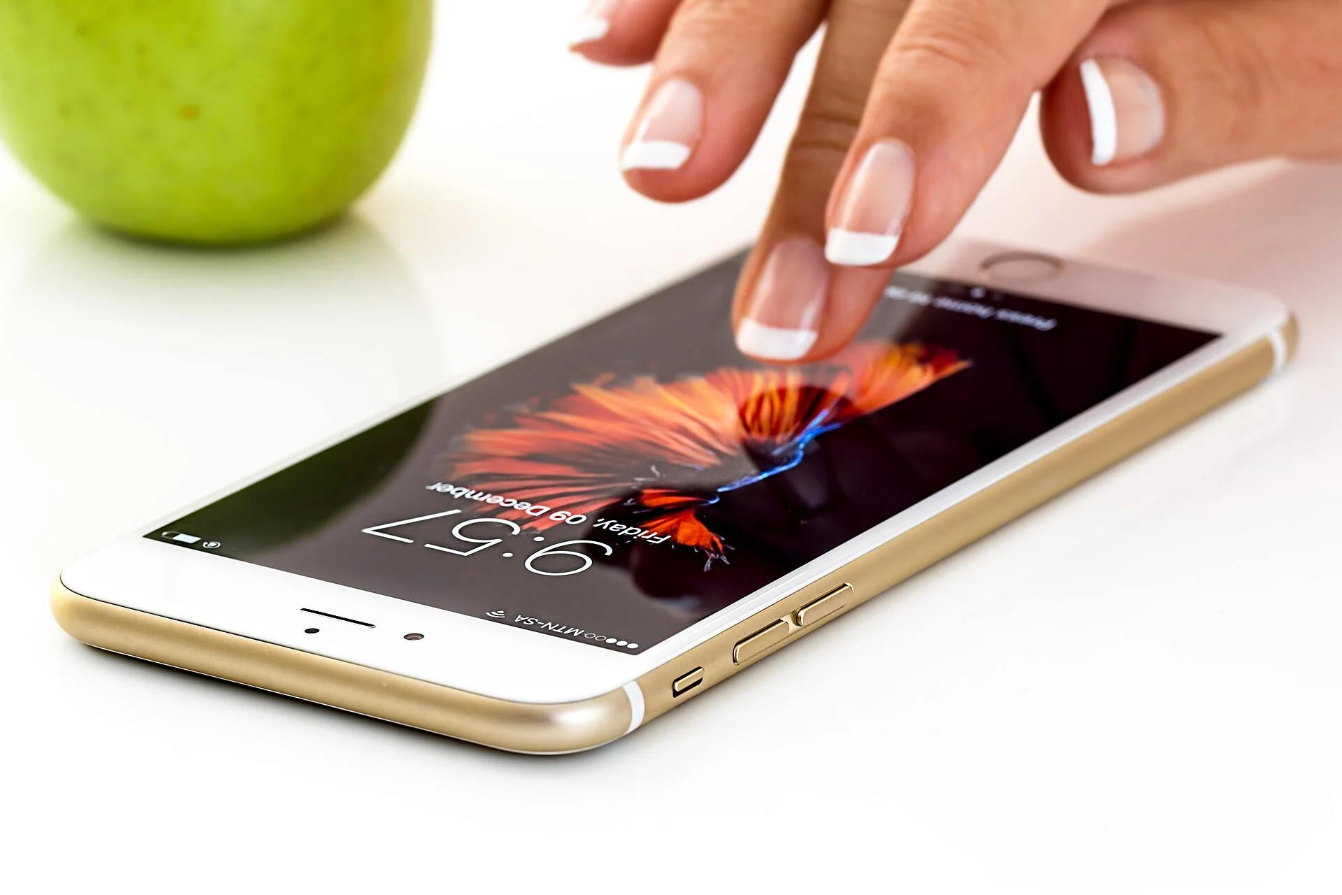 Pessoa utilizando a tela de um smartphone; no Android, a limpeza do cache é feita nos ajustes do aplicativo WhatsApp
