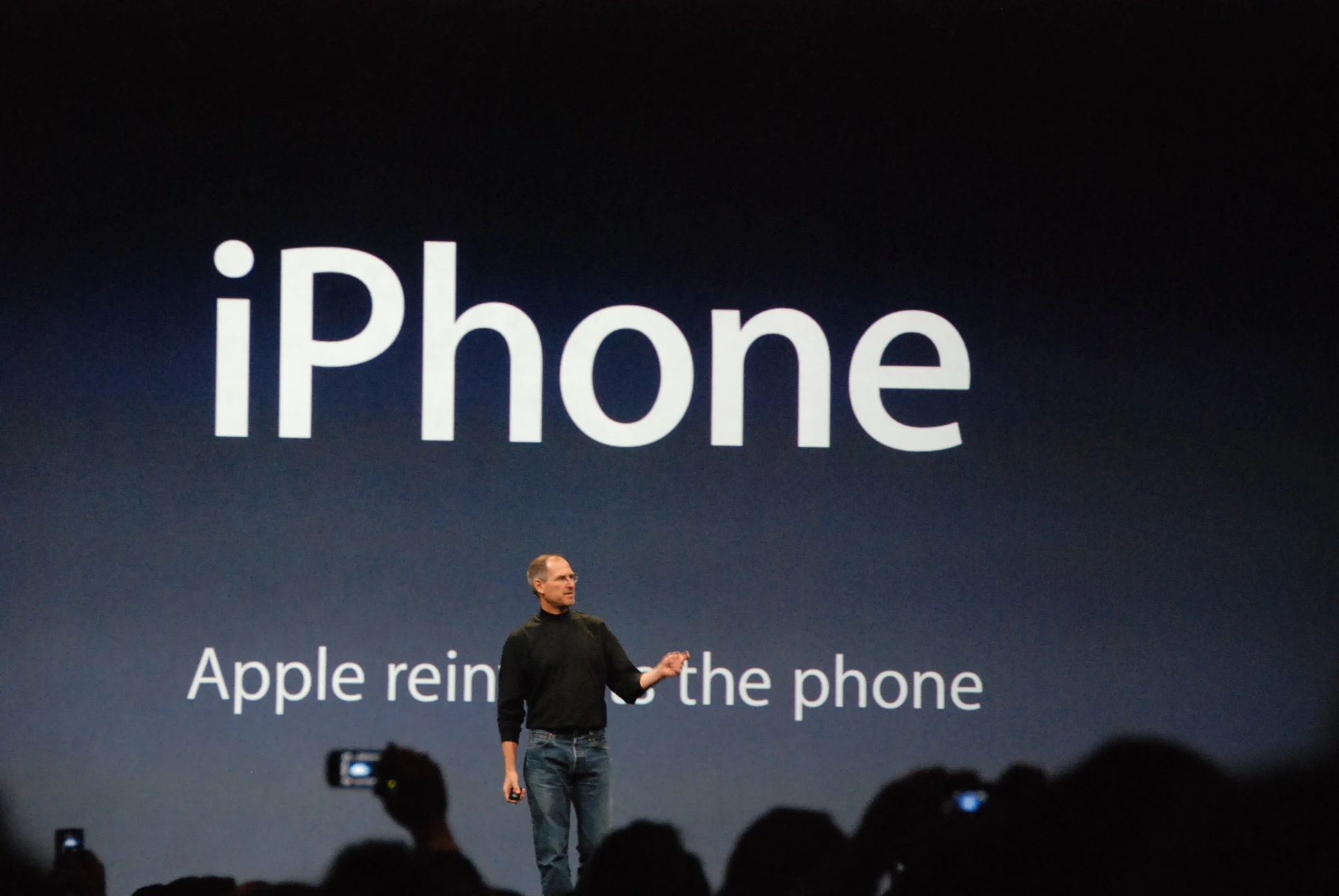 Steve Jobs no palco da apresentação do primeiro iPhone, na Macworld de 2007