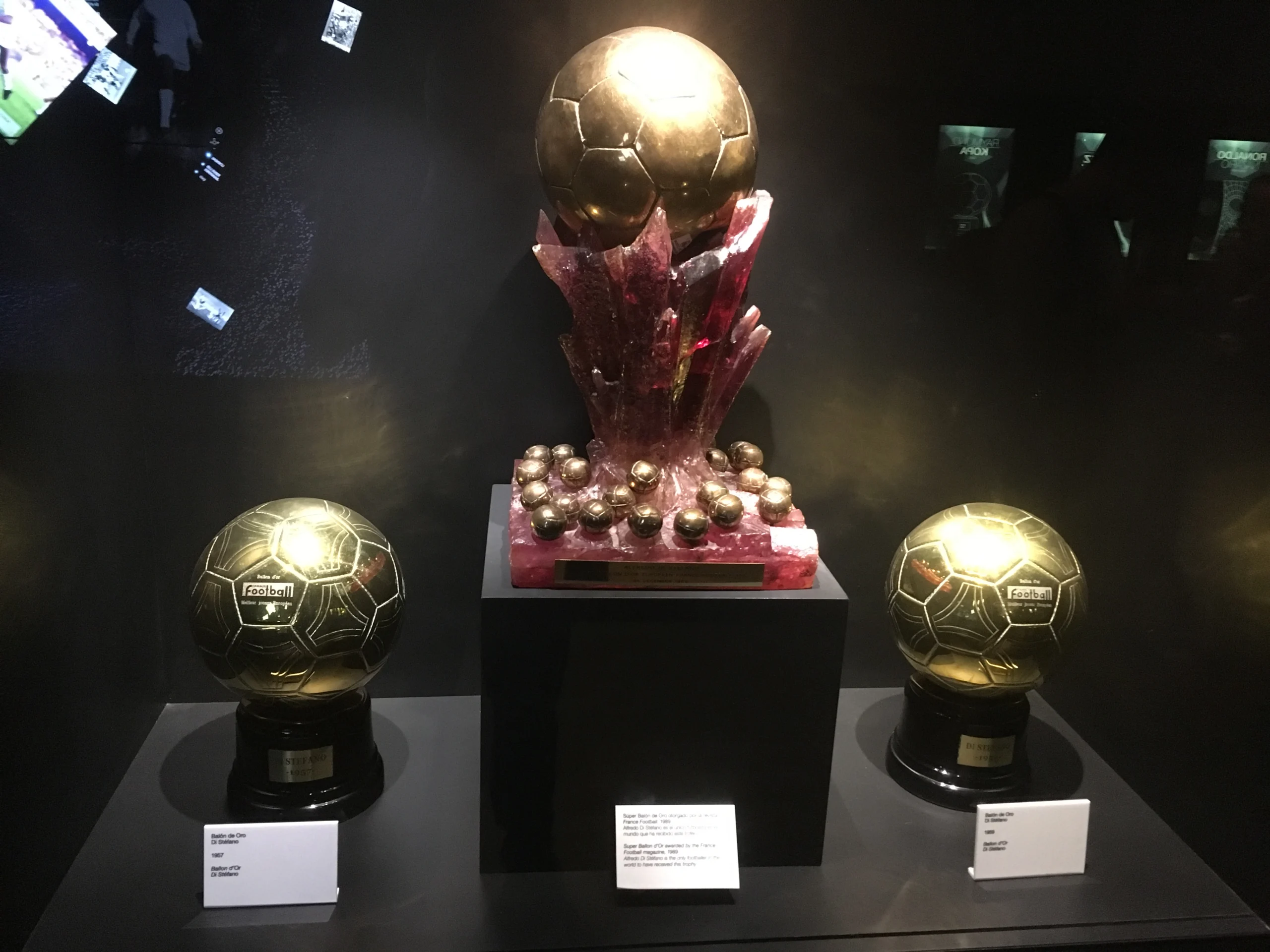 Super Bola de Ouro de Alfredo Di Stéfano ao centro, acompanhada de seus troféus da Bola de Ouro de 1957 e 1959