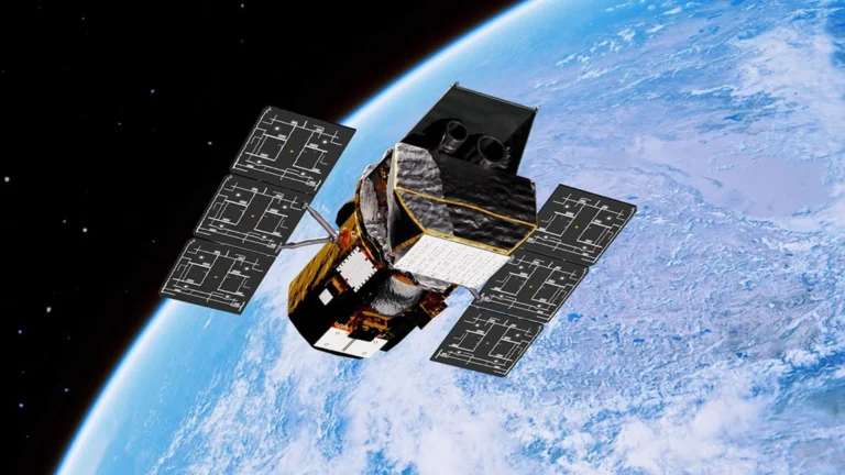 Ilustração oficial do telescópio espacial Neil Gehrels Swift da NASA com painéis solares abertos acima da Terra