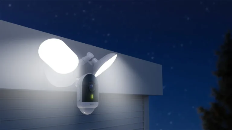 Câmera de segurança Wi-Fi externa com dois holofotes iluminando a entrada de uma residência à noite