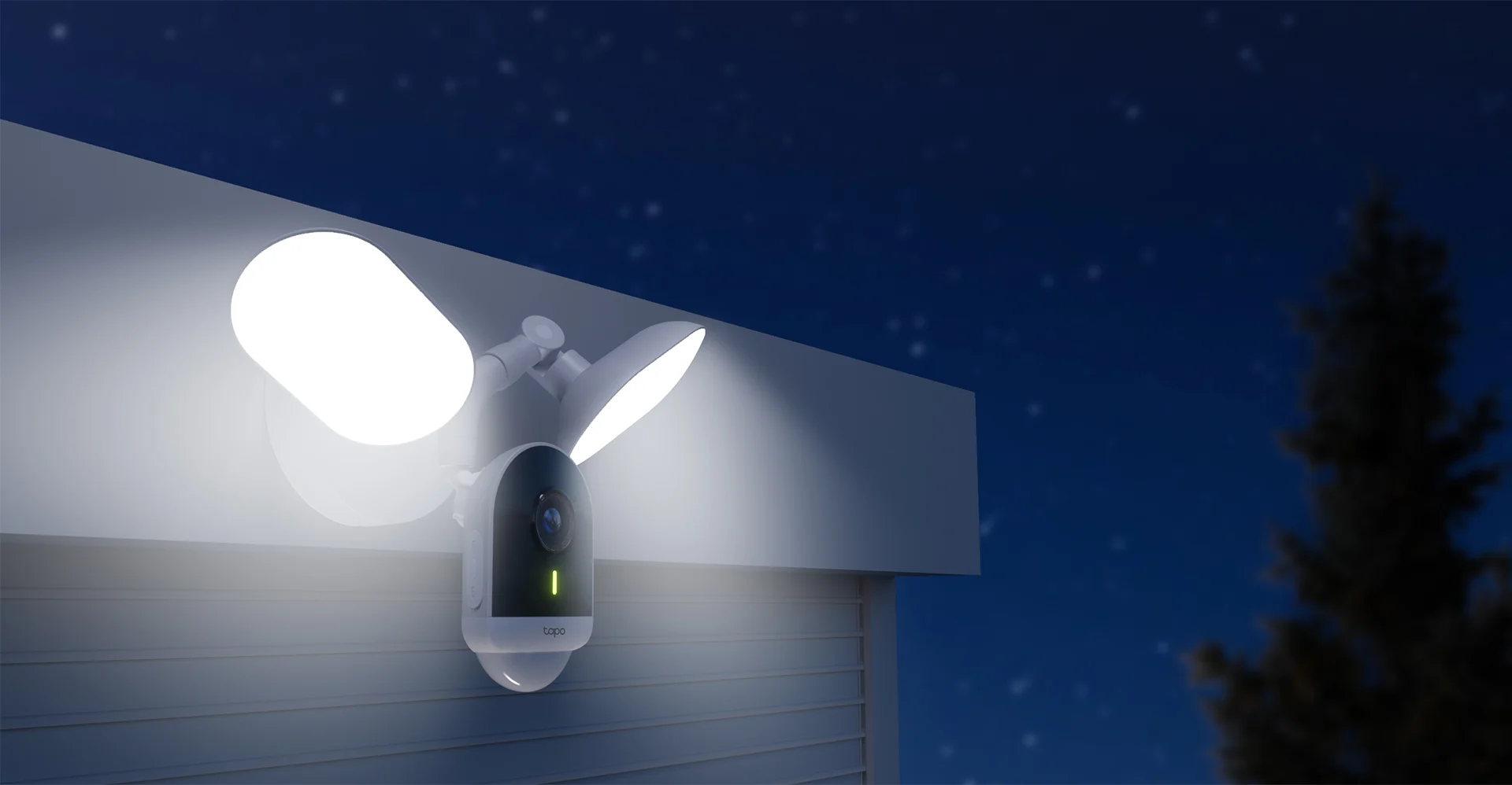 Câmera de segurança Wi-Fi externa com dois holofotes iluminando a entrada de uma residência à noite