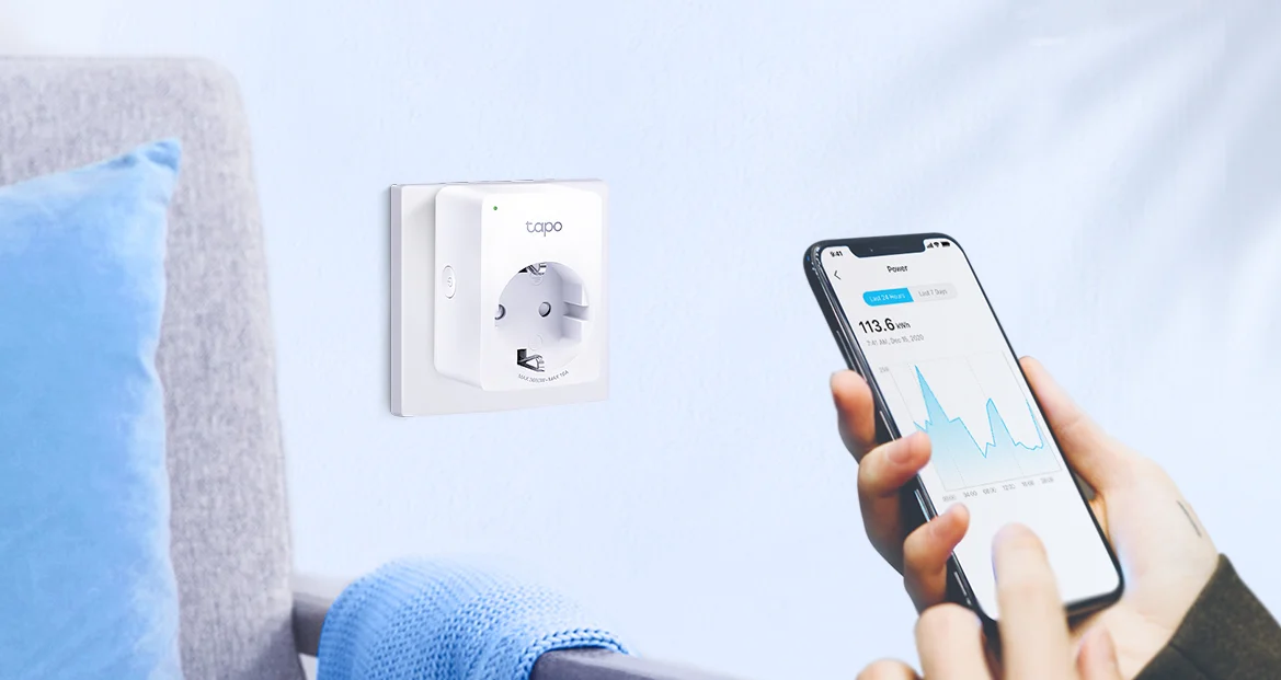 Pessoa acompanhando gráfico de consumo de eletricidade no aplicativo de uma tomada inteligente TP-Link
