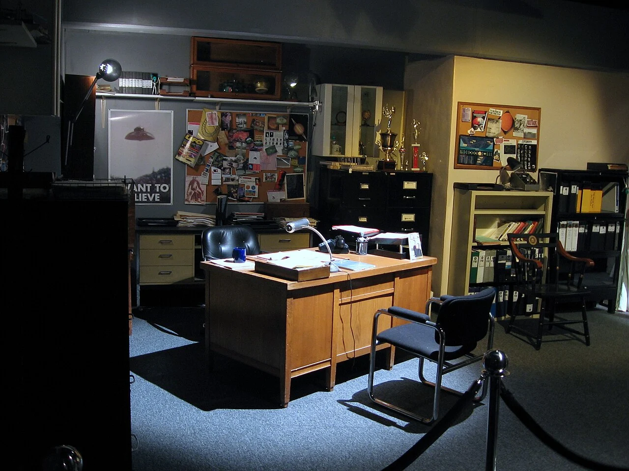 Reprodução do escritório de Fox Mulder em Arquivo X