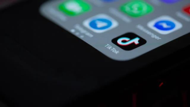 Ícone do aplicativo TikTok na tela de um smartphone, plataforma que reúne as ofertas do TikTok Shop