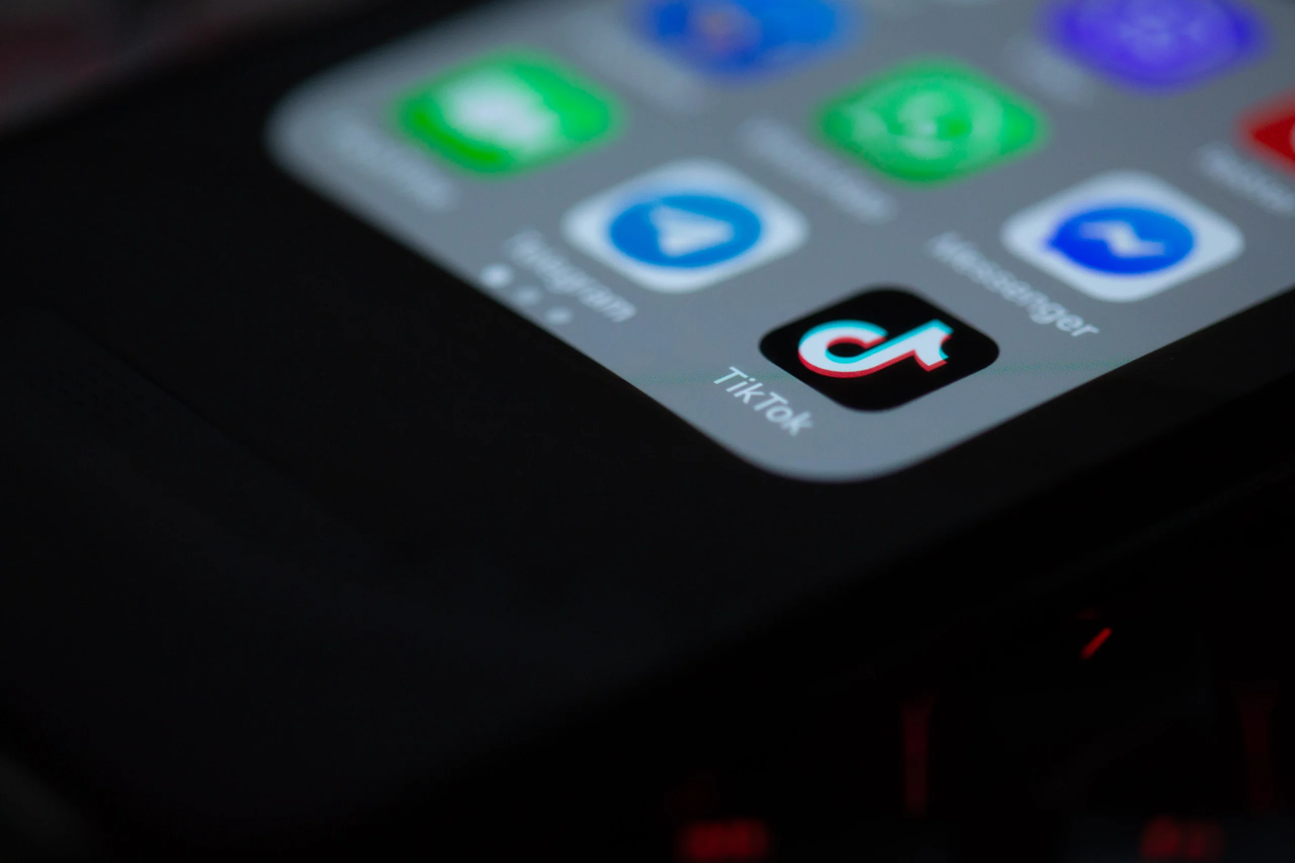 Ícone do aplicativo TikTok na tela de um smartphone, plataforma que reúne as ofertas do TikTok Shop