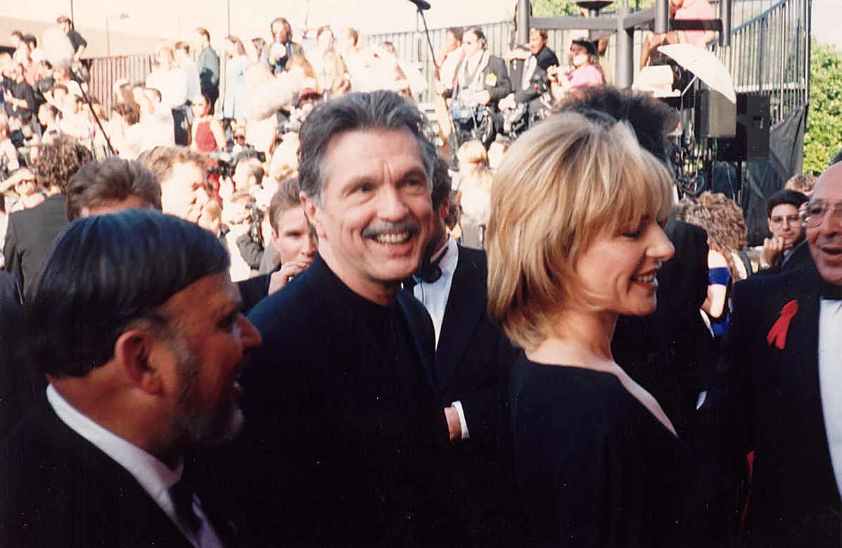 Tom Skerritt sorrindo em um tapete vermelho do Emmy na década de 1990