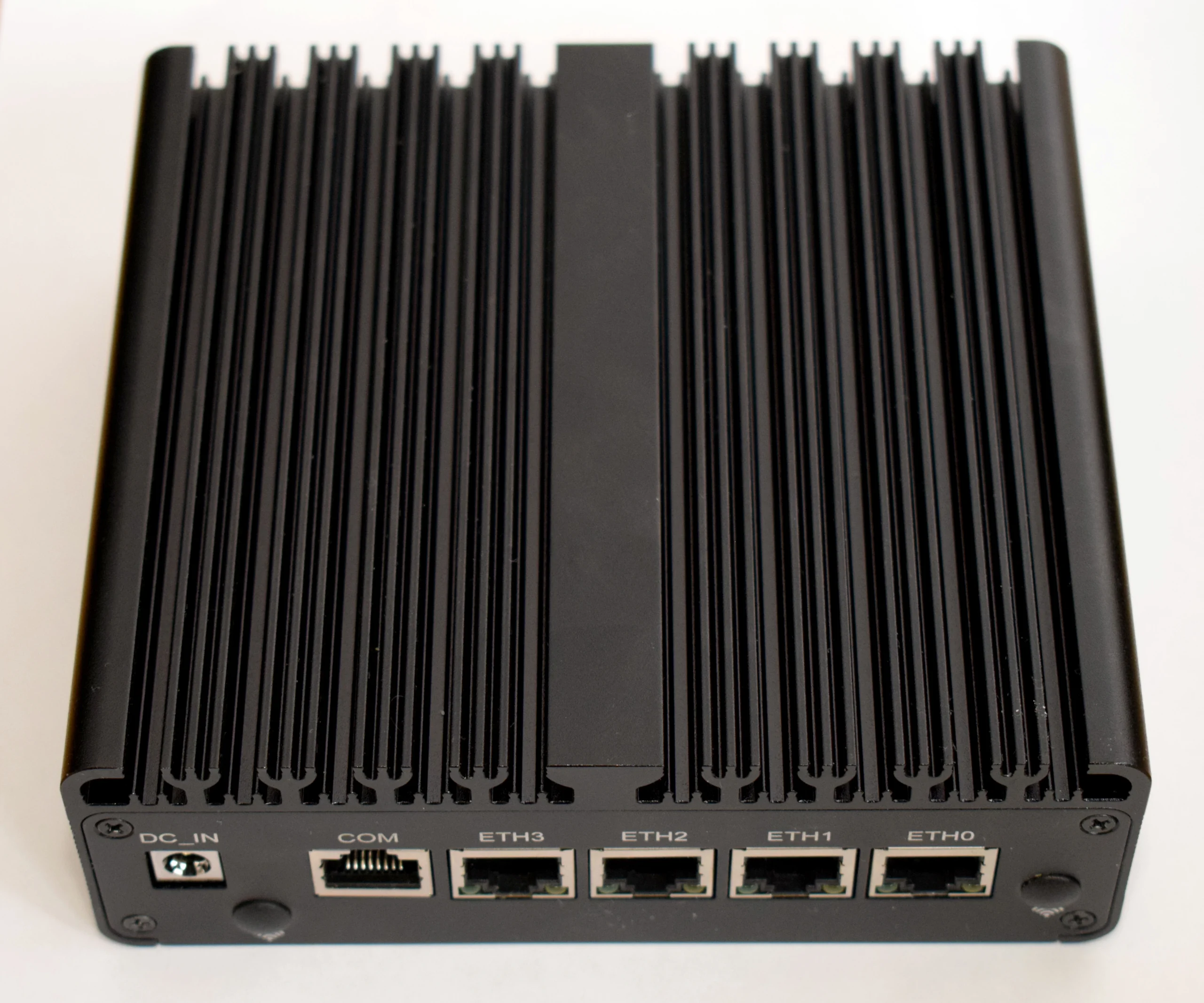 Mini PC compacto com várias portas de rede Ethernet, exemplo de equipamento de baixo consumo usado em projetos de servidor doméstico