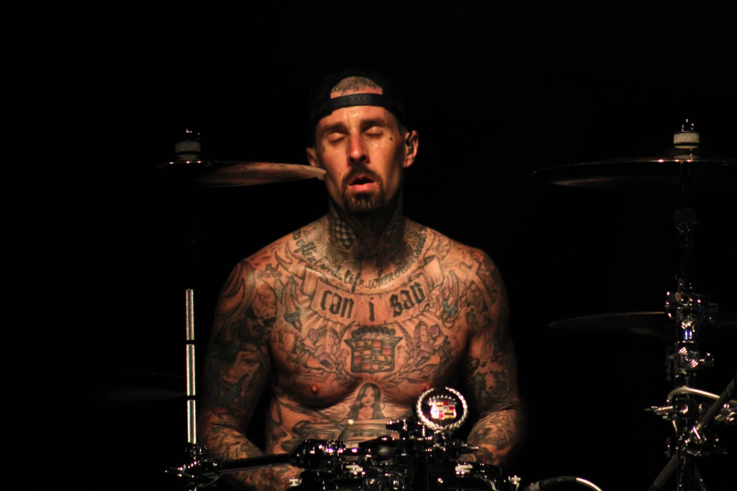 Travis Barker tocando bateria durante show do Blink-182 em 2016