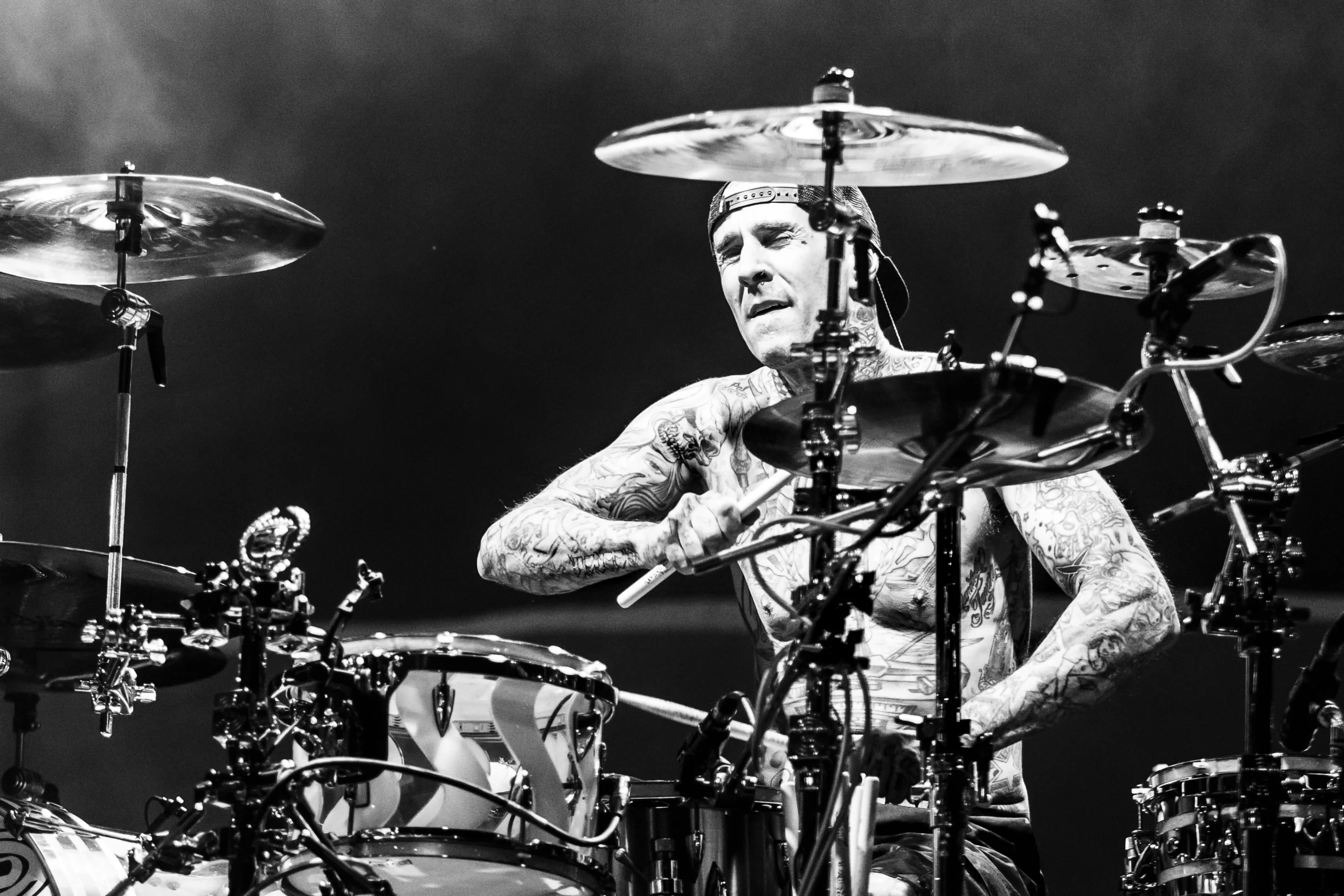 Travis Barker tocando bateria em apresentação ao vivo do Blink-182
