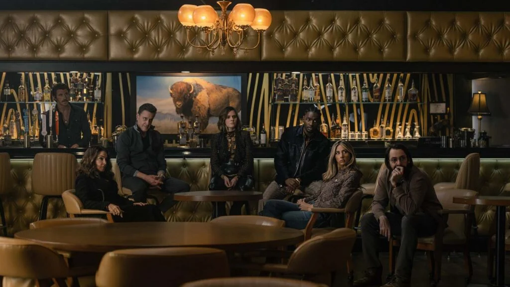 Scarlet Stallone e outros integrantes do grupo de Dwight na quarta temporada de Tulsa King