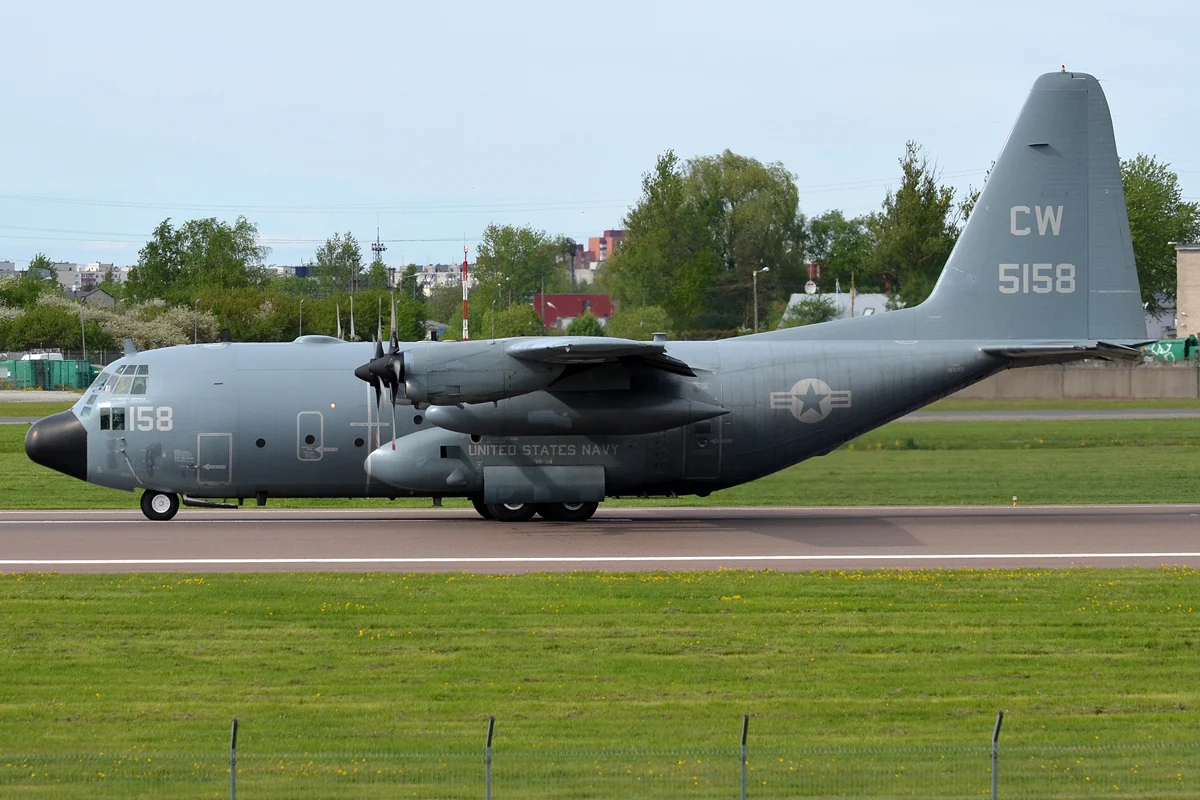 Lockheed C-130T Hércules cinza da Marinha dos Estados Unidos em uma pista