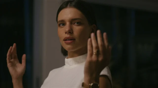 Bruna Linzmeyer como Virgínia Heinzel levanta as mãos em cena de Virtuosas