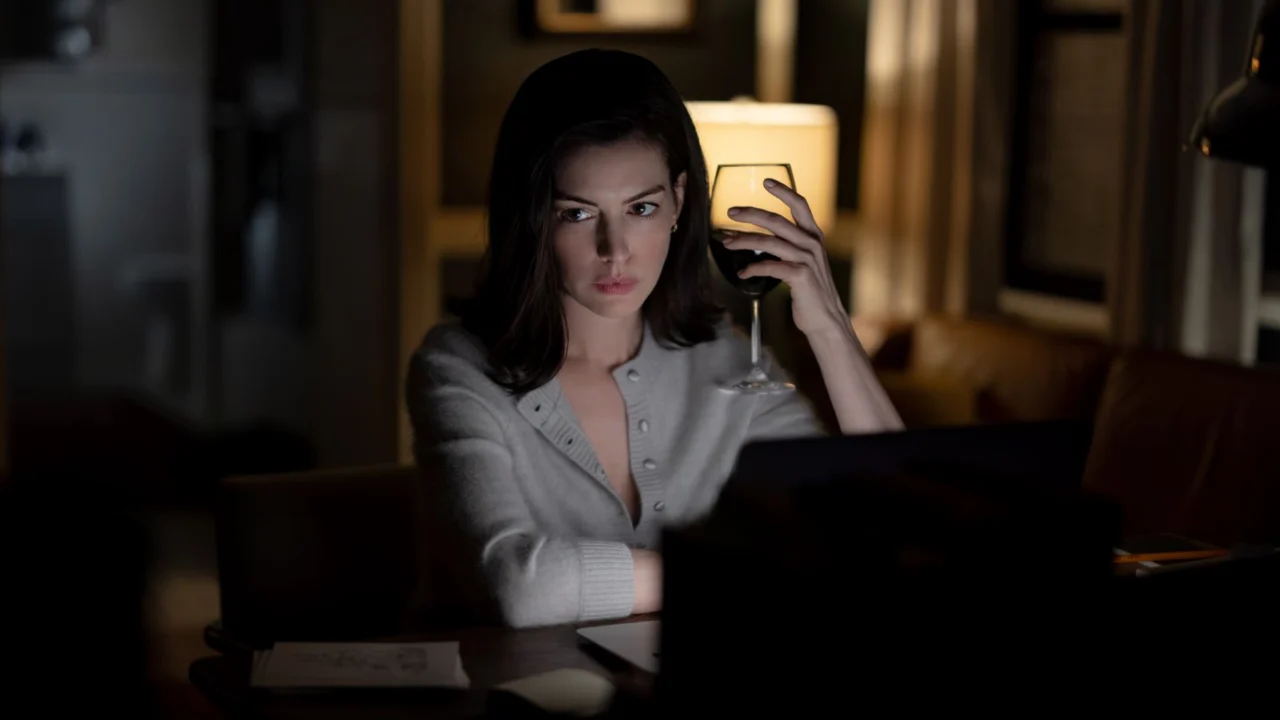 Anne Hathaway como Verity Crawford no suspense Verity